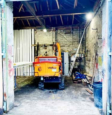 Change of material between red brick and stone inside the coach house